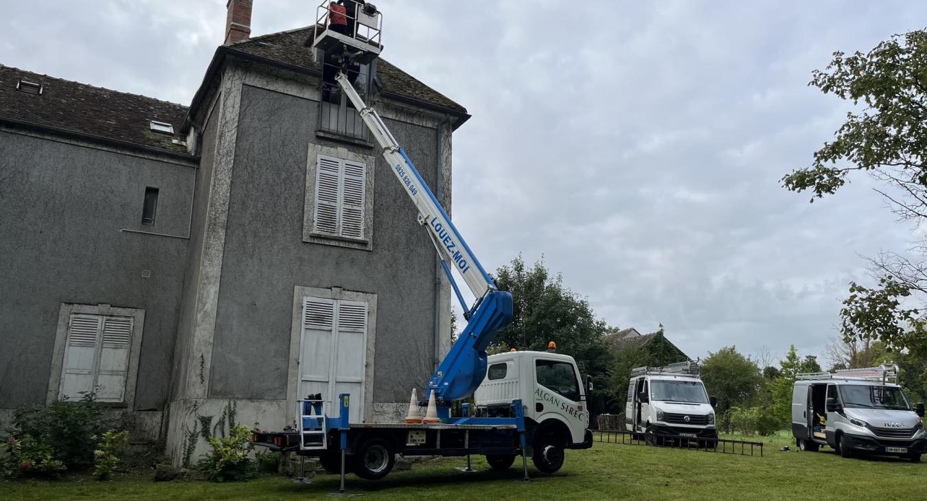 Nettoyage de toiture en camion nacelle